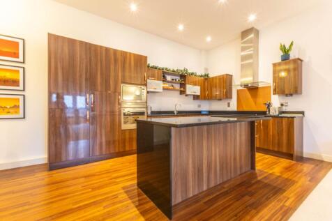 KITCHEN / LIVING ROOM