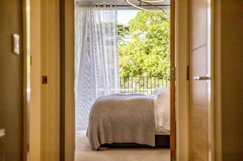 Bedroom 2/Balcony