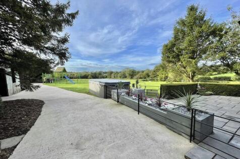 Access To Rear Stables &amp; Garden 