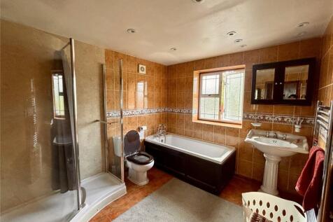 Family Bathroom 1