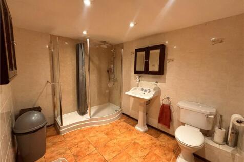 Family Bathroom 2