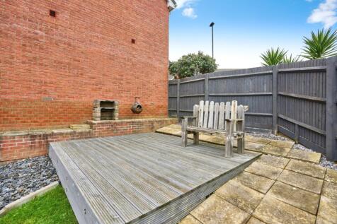Decking/Bbq Area