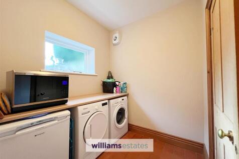 Utility Room/Shower