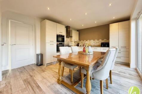 Kitchen/ Dining Room