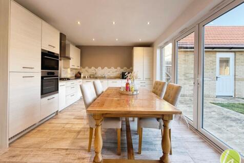 Kitchen/ Dining Room