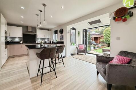 Kitchen/ Dining Space