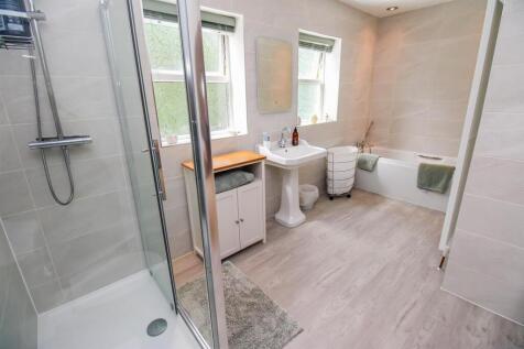 EN SUITE BATHROOM/W.C.