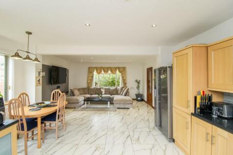OPEN PLAN KITCHEN/DINING/LIVING ROOM