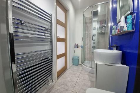 EN SUITE SHOWER ROOM/W.C.