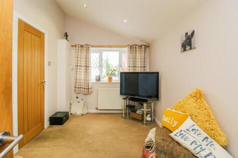 SITTING ROOM/BEDROOM