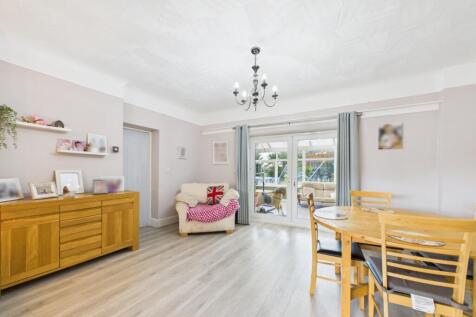 CAM02386G0-PR0143-STILL018