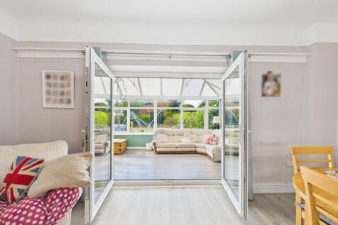 CAM02386G0-PR0143-STILL025