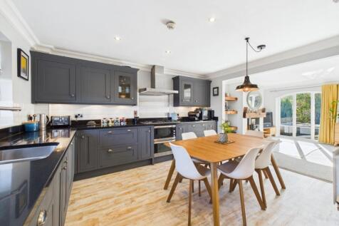 Open Plan Dining Kitchen to Living Room