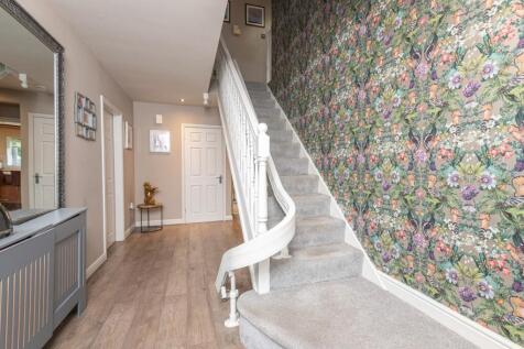 10 - 5 Hartshead Court WF15 8FG