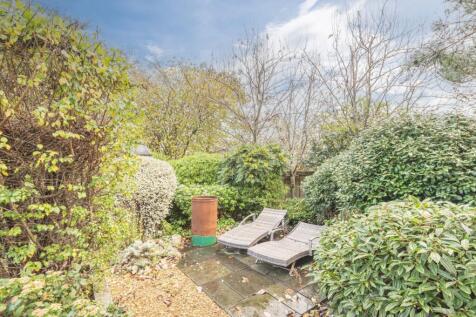 81 - 5 Hartshead Court WF15 8FG