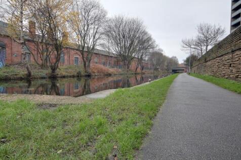 Lovely walks available along the Leeds-Liverpool c