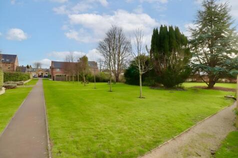 Communal garden with picnic area