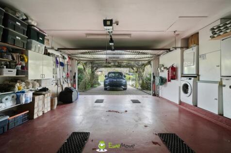 Estate Agent EweMove Scunthorpe Garage