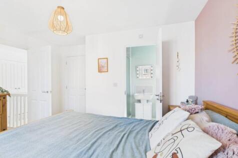 Built in wardrobes and en suite make this bedroom 