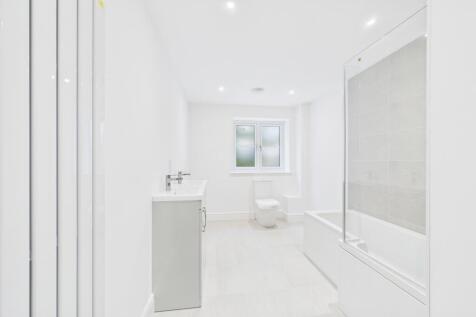 EweMove - Spalding - Pinstock Lane -  Family Bathr