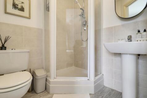 Ensuite - in bedroom 2