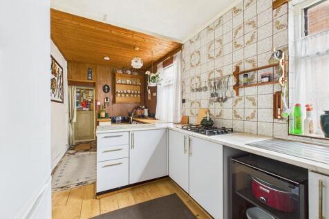 8. CAM04922G0-PR0093-STILL016