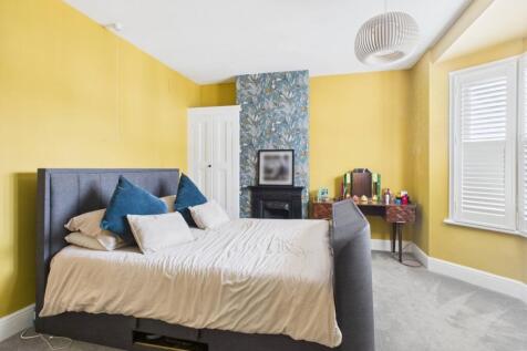 13. CAM04922G0-PR0086-STILL016