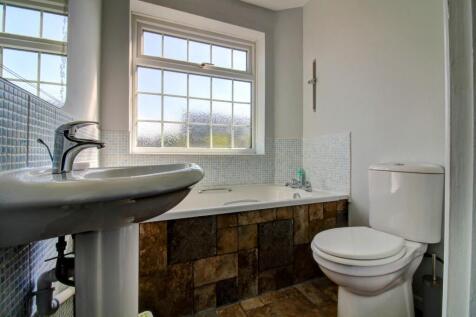 Bathroom Regency Drive - Matt Clinton EweMove Keni