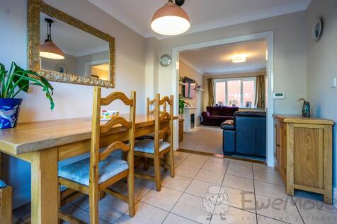 Dining Room with Direct Access into the Garden