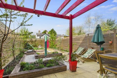 EweMove Mildenhall Breck Gardens Garden from doors