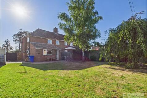 EweMove Mildenhall Eriswell Road Garden looking at
