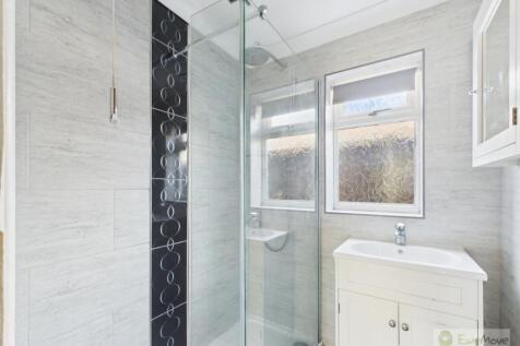 Covey Way EweMove Mildenhall Bathroom