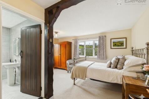 EWEMOVE SOUTH MOLTON - MASTER SUITE