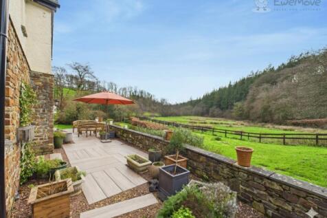 EWEMOVE SOUTH MOLTON - PATIO VIEWS