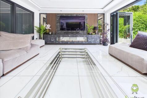 CAM01543G0-PR0141-STILL078