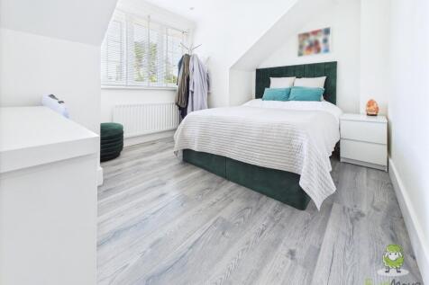 CAM01543G0-PR0142-STILL006