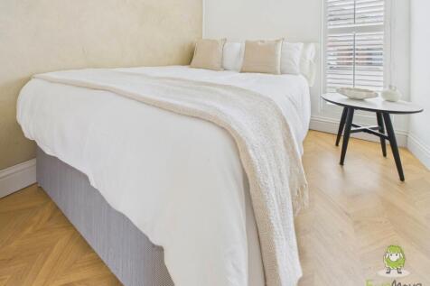 CAM01543G0-PR0166-STILL028