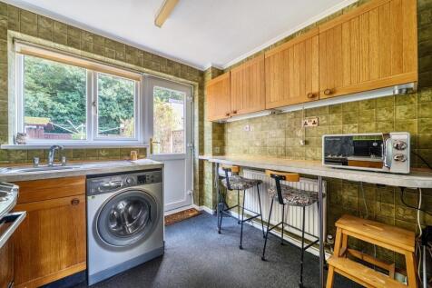 33 HEOL DEWI KITCHEN 1