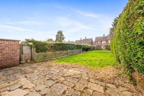 Amberley Drive 128 GARDEN LAWN 1.jpeg