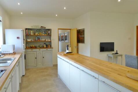 Kitchen to hallway