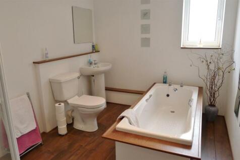 Downstairs bathroom .JPG