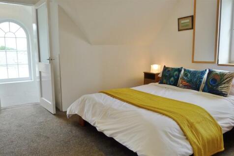 Guest suite bedroom