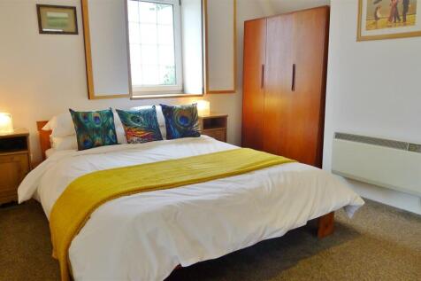 Guest suite bedroom