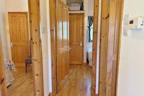 Hallway to bedrooms and bathroom