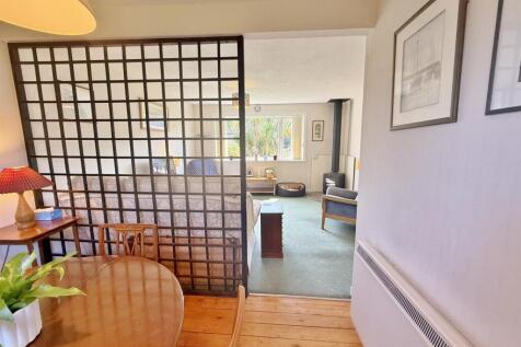 Dining area to lounge