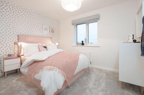 Double bedroom looks out onto the garden