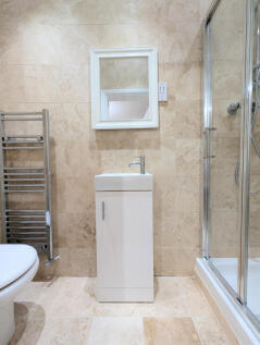 En-Suite to Bedroom 1