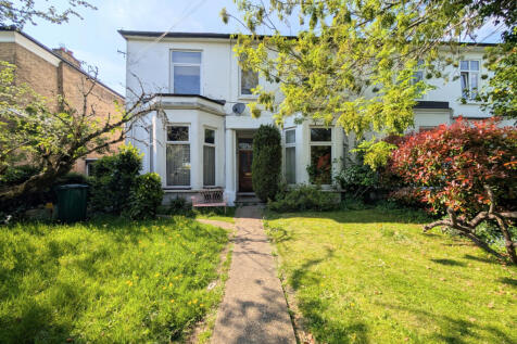 2/3 Bed Maisonette with Garden
