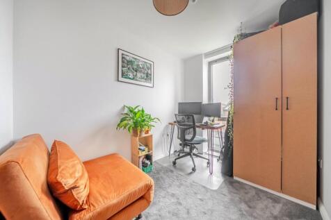 1374067-7-6904bf7...