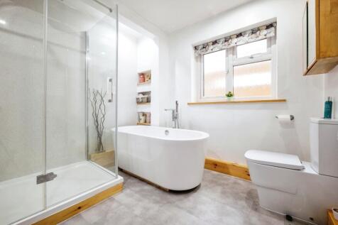 Contemorary Bathroom Suite with Shower/Bath &amp; WC